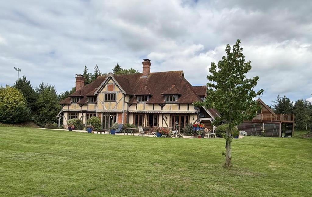 Lot: 43566 - COUNTRY ESTATE COMPRISING 5 BEDROOM MANOR HOUSE, WEDDING VENUE WITH 7 BEDROOM HOUSE, 6 ECO LODGES, 5 COTTAGES, 2 TENNIS COURTS, WORKSHOP AND ANCILLARY ACCOMMODATION - SET IN OVER 20 ACRES - Froggies rear of property